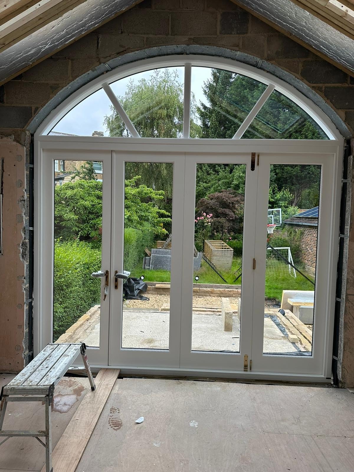 Internal curved glass Bi-Fold