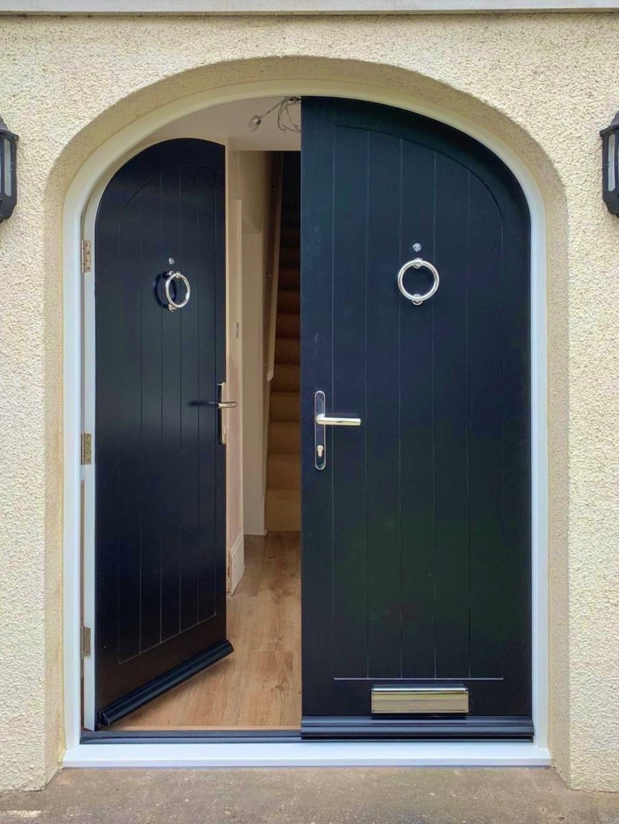 Curved Double Doors 2 Knockers 2