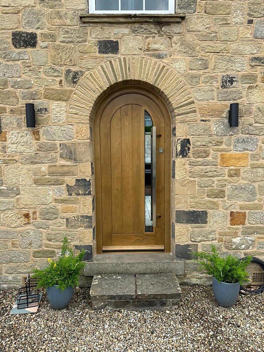 Curved head front door in Cotswold oak external (2)