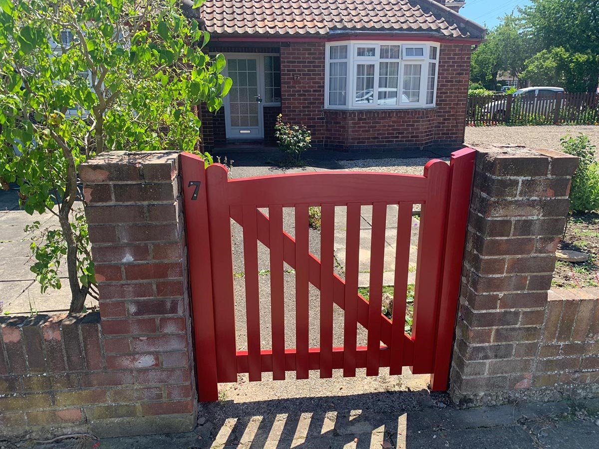 side gate red